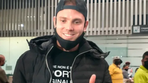 Carlos Rotondi en su llegada a México para reportar con Cruz Azul.