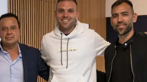 Víctor Velázquez, Carlos Rotondi y Chelito Delgado en la presentación con Cruz Azul.