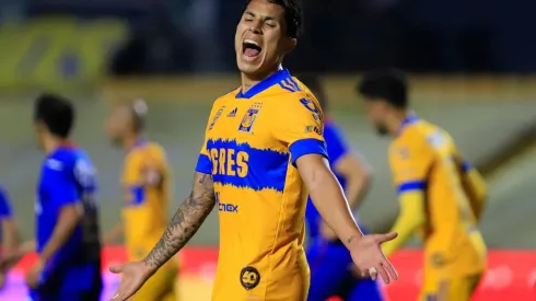 Carlos Salcedo con Tigres en duelo ante Cruz Azul.