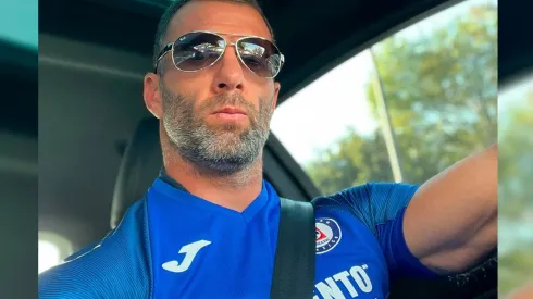 Emanuel Villa fue goleador de Cruz Azul y sigue como aficionado celeste.
