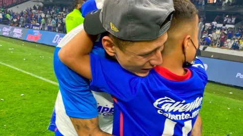 El Cata Domínguez festejó con su hijo la novena de Cruz Azul.