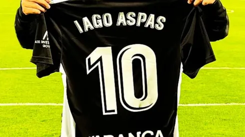 El aficionado de Cruz Azul presumió el jersey de Iago Aspas en la cancha de Pumas.