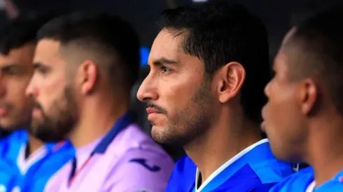 Corona mirando un partido desde el banquillo