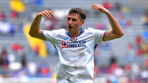 Santiago Giménez anotó su tercer tanto del campeonato