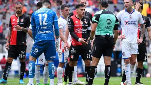 El juez central decidió expulsar a Rotondi por una jugada "futbolera"