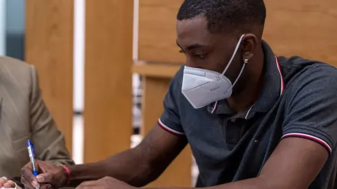 Carneiro plasmando su rúbrica.