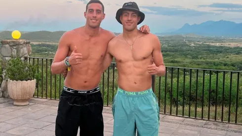 Ramiro Funes Mori al lado de su mellizo Rogelio, en Monterrey.