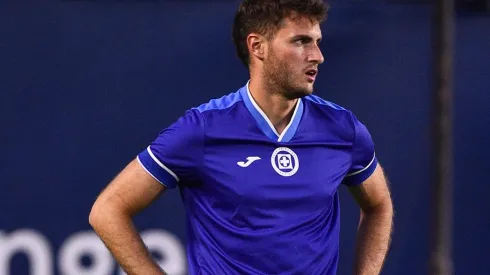 Santi Giménez viviría sus últimas horas como jugador de Cruz Azul.