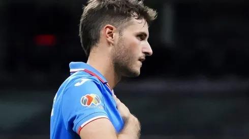 Santi Giménez salió lastimado de su partido de despedida de Cruz Azul.