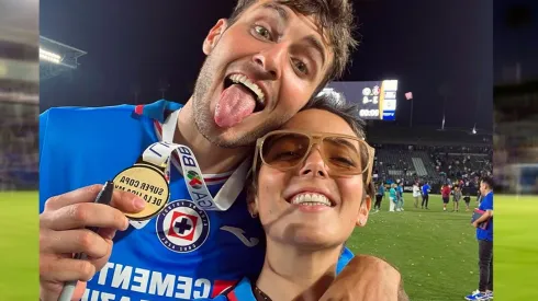Santi Giménez al lado de su novia Fer Serrano en el último título de Cruz Azul.