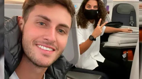 Santi Giménez compartio una foto desde el avión rumbo a los Países Bajos.