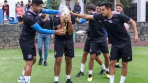 En fila india, Morales pasó por en medio de sus compañeros para ser bañado en harina.