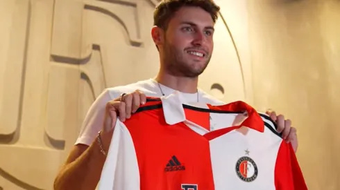 Santi Giménez ya lució la camiseta del Feyenoord.