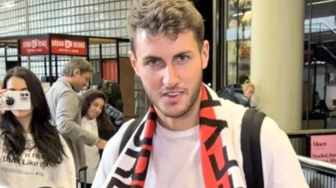 El delantero mexicano ya luce sus nuevos colores