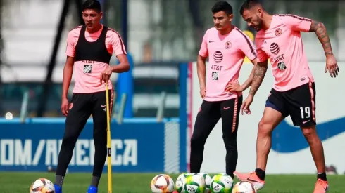 Edson Álvarez fue un valedor de la llegada de Santi al Feyenoord