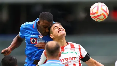 El delantero uruguayo tuvo un encontronazo con Alexis Peña