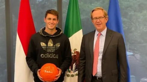 Santi con su visa de trabajo ya tramitada.