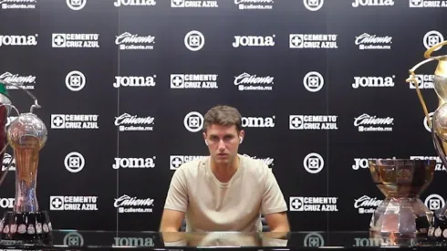 Santi Giménez pasó a despedirse de Cruz Azul antes de marcharse a Europa.