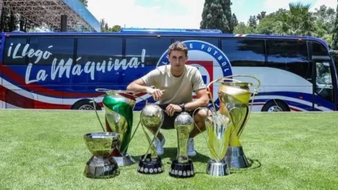 Santi posó con los trofeos que ganó en La Noria.