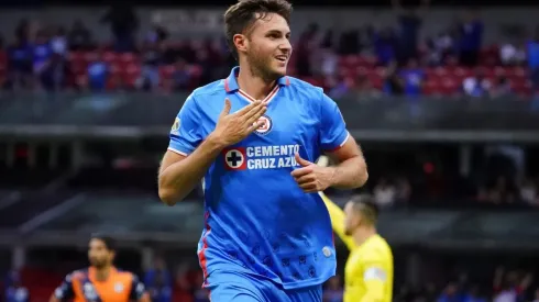 Santi celebrando uno de sus últimos goles en Cruz Azul.