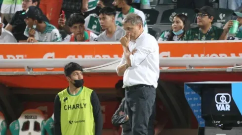 El técnico uruguayo en el partido contra el Santos