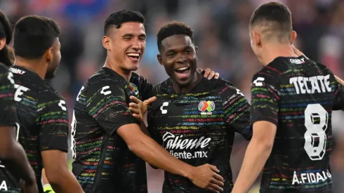 Antuna celebrando con Hurtado.