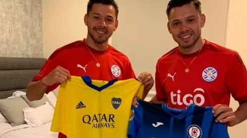 Ángel Romero al lado de su hermano Óscar y sus camisetas de Cruz Azul y Boca.