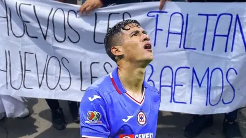 Antuna y Luis Abram les lanzan huevos