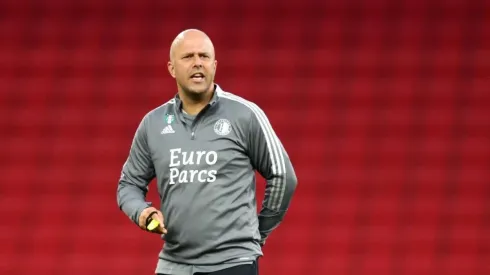 Arne Slot tiró un dardo a Santi Giménez