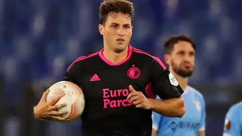 Santi Giménez se estrenó en la Europa League con doblete.