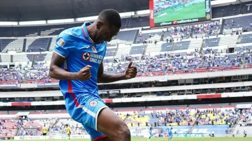 La celebración de Carneiro en el Azteca.