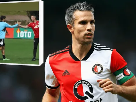 Santi Giménez presume a su maestro Robin van Persie