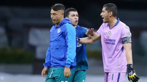 La discusión entre el futbolista y el arquero.