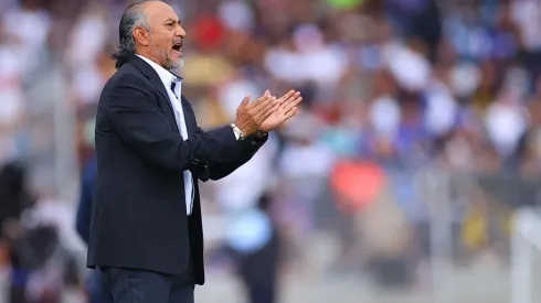 Potro Gutiérrez en la zona técnica durante el partido ante Pumas