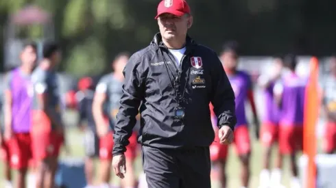 Reynoso dirigiendo sus primeras prácticas para enfrentar a México.