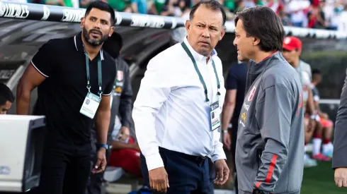 Reynoso y atrás Velázquez, excuerpo técnico de Cruz Azul