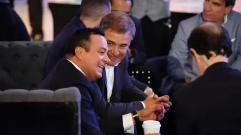 El técnico uruguayo junto a Ordiales y Velázquez