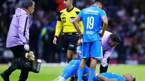 Ramiro Funes Mori es atendido por los servicios médicos del club