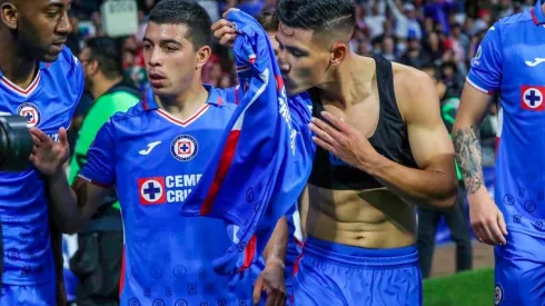 Uriel Antuna besó el escudo de Cruz Azul por su gol ante Chivas.