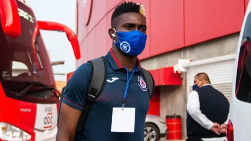 Jonathan Borja en un partido con Cruz Azul