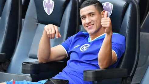 Uriel Antuna en un partido con Cruz Azul