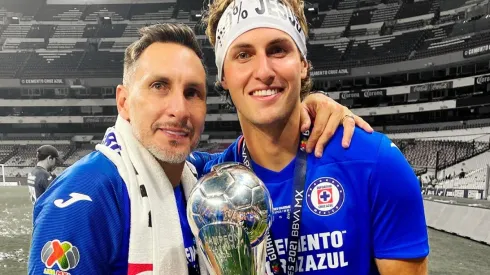 Chaco al lado de Santi Giménez el día que fue Campeón con Cruz Azul.