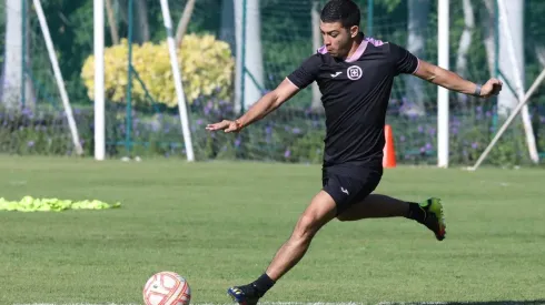 Erik Lira en un entrenamiento de Cruz Azul
