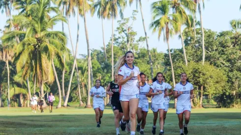 El primer equipo femenil de La Máquina realiza su pretemporada en playa en Ixtapa