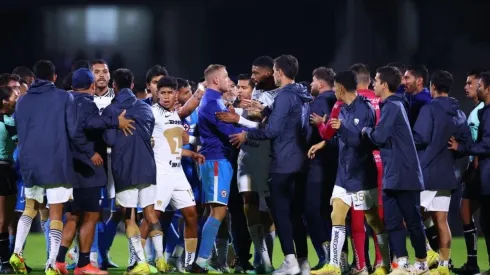 Jugadores de Cruz Azul y Pumas en plena gresca