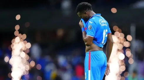 Michael Estrada en un partido con Cruz Azul