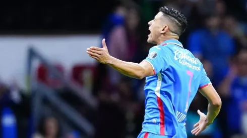 Uriel Antuna en un partido con Cruz Azul