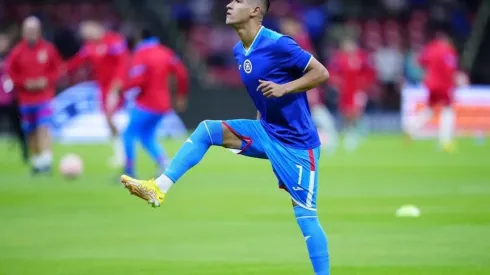 El delantero mexicano aún está a la espera de resolver su futuro