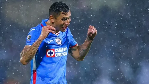 Le llueve al Cata Domínguez. Delicada conservación genera el defensa celeste.