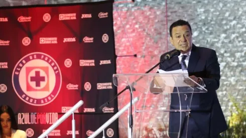 Víctor Velázquez en la presentación de los uniformes de Cruz Azul